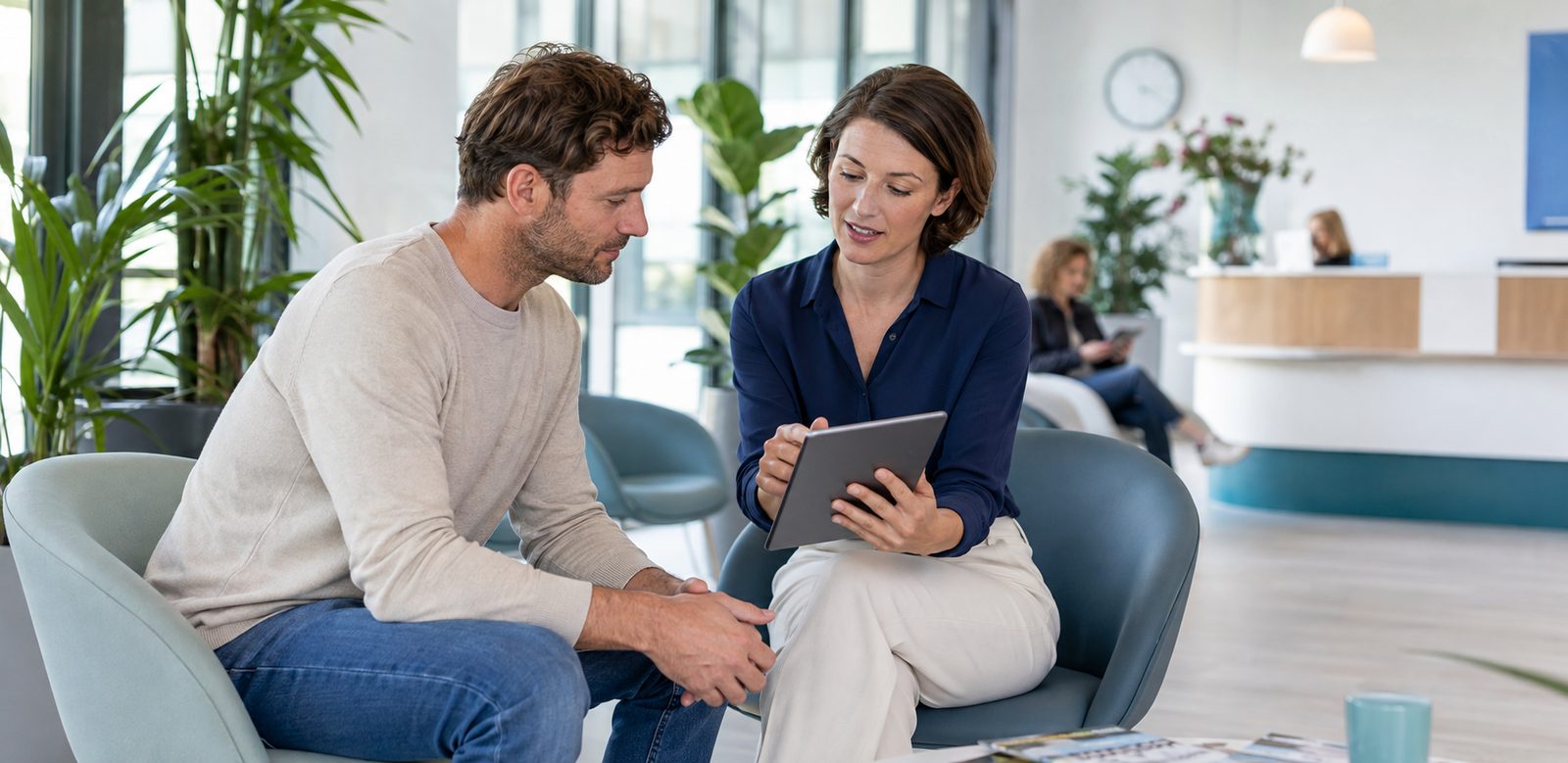 Adviseur bespreekt zorgkeuze en polisvoorwaarden met bezoeker